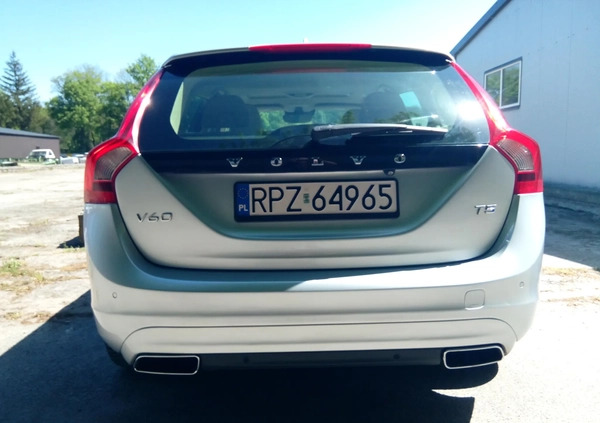 Volvo V60 cena 68000 przebieg: 131000, rok produkcji 2016 z Przeworsk małe 379